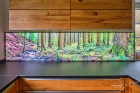 Beleuchtete Küchenrückwand mit Waldmotiv-2