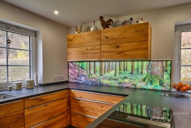 Beleuchtete Küchenrückwand mit Waldmotiv-1