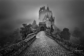 Burg Eltz: dichter Nebel am frühen Morgen