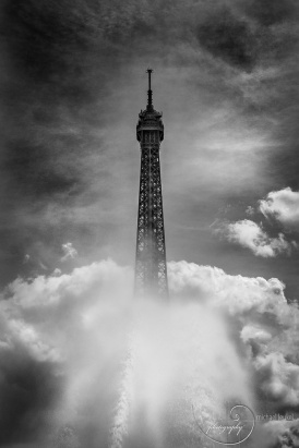 Eiffelturm Paris: zwischen Wasser und Wolken