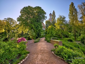 Schlosspark Bad Homburg- Blick auf die Romanische Halle und den Weißen Turm